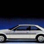 Exclusividad alemana sobre una base de Opel

El Bitter SC es un coche que no solo representó el éxito de una marca independiente, sino que también fue un ejemplo de cómo se podía transformar una plataforma estándar en una máquina de lujo. Creado por Erich Bitter en 1979, el SC estaba basado en la plataforma del Opel Senator, pero lo que lo hizo especial fue su diseño elegante y su motor mejorado.

El Bitter SC contó con una versión del motor Opel 3.0 litros de 180 caballos de fuerza, y más tarde, con una versión de 3.5 litros de 210 caballos. A pesar de que no alcanzó grandes cifras de ventas, con solo 458 unidades fabricadas, su exclusividad y estilo siguen siendo un símbolo de la ingeniería alemana de la época.
