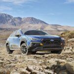 Lo mejor para: quienes no pueden decidir entre un coche y un SUV
El Subaru Crosstrek es un modelo que mezcla lo mejor de un hatchback con la capacidad de un SUV. Con tracción total estándar y 8.7 pulgadas de distancia al suelo, este SUV compacto es perfecto para quienes buscan una opción más manejable en la nieve sin sacrificar la capacidad todoterreno. El Crosstrek 2025 viene con un motor de 2.0 litros que entrega 152 caballos de fuerza, aunque las versiones más potentes, como la Sport, con motor de 2.5 litros y 182 caballos de fuerza, son una opción mejor para condiciones de nieve más desafiantes. Además, el sistema X-Mode de Subaru mejora la tracción y el control al atravesar terrenos difíciles, garantizando un manejo más seguro y estable en invierno.