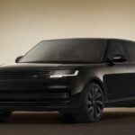 El Land Rover Range Rover SV es la máxima expresión de lujo y rendimiento. Con su motor V8 sobrealimentado de 557 caballos de fuerza, acelera de 0 a 100 km/h en solo 3.7 segundos. Si bien es un SUV diseñado para ofrecer capacidades excepcionales fuera del asfalto, su aceleración es más que sorprendente. El Range Rover SV destaca por su interior exquisitamente artesanal, con detalles acabados a mano y un enfoque total en la comodidad. Sus asientos de cuero de alta calidad y tecnología avanzada hacen de este SUV un referente en el lujo y el rendimiento en carretera.