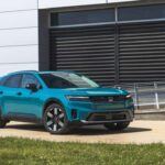 El Honda Prologue ha destacado en 2025 como uno de los SUV eléctricos más vendidos, con 36,553 unidades vendidas. Este modelo, que ha sido el mejor rendimiento trimestral de la marca, registró un aumento del 60% en las ventas en el tercer trimestre. El Prologue, que comparte la plataforma con el Acura ZDX, se presenta como una opción de lujo y eficiencia para los compradores interesados en una SUV eléctrica de alta gama.