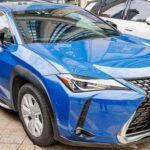 El Lexus UX-E, un SUV eléctrico de lujo, tiene un gran atractivo para quienes buscan un automóvil elegante, pero la realidad es que es caro de mantener y su sistema de infoentretenimiento está desactualizado. Además, su valor de reventa es bajo, ya que solo retiene el 28.55% de su valor después de tres años, lo que lo convierte en una de las opciones más inestables financieramente. La combinación de un alto costo de servicio, junto con la depreciación rápida, hace que el UX-E no sea la mejor opción para quienes buscan un SUV eléctrico fiable y con buen valor a largo plazo.