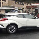 El Toyota C-HR+ EV de 2026 es un crossover compacto totalmente eléctrico que destaca por su eficiencia urbana y su diseño moderno y estilizado. Equipado con un sistema de tracción total de doble motor y una batería de 74.7 kWh, el C-HR+ EV ofrecerá un rango estimado de 290 millas bajo los estándares de la EPA. Este modelo es perfecto para los conductores urbanos que buscan un vehículo eléctrico práctico, eficiente y lleno de tecnología. Con características como una pantalla táctil de gran tamaño y carga inalámbrica para smartphones, el C-HR+ EV se perfila como un modelo de alta tecnología. Su llegada a América del Norte está prevista para finales de 2025.