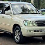 El Lexus LX, una versión de lujo del Toyota Land Cruiser, ofrece lo mejor de ambos mundos: confort y durabilidad. Al estar basado en la misma plataforma que el Land Cruiser, el LX comparte la resistencia de su hermano, lo que le permite superar las 500,000 millas con un mantenimiento adecuado. Modelos de 2000 y 2003 han sido conocidos por alcanzar este hito de millas. Además de su capacidad off-road, el Lexus LX ofrece un interior de lujo, lo que lo convierte en una opción ideal para quienes buscan un SUV confiable sin sacrificar la comodidad.