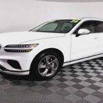 El Genesis GV70 2.5T es uno de los SUV de lujo más completos del mercado, con un precio aproximado de 55,000 dólares. Este modelo ofrece un motor turboalimentado de 2.5L y 300 caballos de fuerza, lo que le permite acelerar de 0 a 60 mph en 5.3 segundos. En el interior, destaca por su tapicería de cuero Nappa, una pantalla de infoentretenimiento de 14.5 pulgadas y avanzadas características de asistencia al conductor. Además, cuenta con una garantía de 5 años/60,000 millas y una garantía de tren motriz de 10 años/100,000 millas, lo que lo convierte en una opción atractiva para aquellos que buscan lujo, rendimiento y durabilidad.