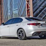 El Alfa Romeo Giulia rompe con la percepción negativa histórica de la marca en cuanto a fiabilidad. Con un 98,2%, se ubica entre los coches más robustos de 2025. Los pocos fallos reportados se resolvieron gratuitamente y sin comprometer la conducción. Además de su diseño italiano y carácter deportivo, sorprende por su consistencia mecánica.