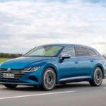 El Volkswagen Arteon es el sedán más elegante de la marca y comienza en los $45,000. Con una línea de techo que fluye suavemente y puertas sin marco, el Arteon tiene la apariencia de un coupé de lujo. Las líneas limpias del cuerpo y las luces LED modernas proyectan sofisticación y elegancia. Este modelo es, básicamente, la respuesta de VW al Audi A7, pero a un precio mucho más accesible. Si buscas un sedán que combine lujo y tecnología avanzada, el Arteon es una opción que no te decepcionará.