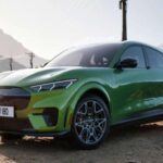 El Ford Mustang Mach-E fue una de las decisiones más polémicas en cuanto a nombres de autos, pero si ya se iba a utilizar el nombre Mustang, al menos debería haberse hecho un esfuerzo por hacerlo destacar visualmente. En lugar de eso, el Mach-E es otro crossover eléctrico olvidable con algunas luces traseras que recuerdan al icónico Mustang, pero sin el alma que ese nombre representa. Las proporciones son torpes, y la línea del techo, que intenta ser deportiva, no logra ocultar el hecho de que es un hatchback elevado, más que un verdadero SUV de lujo.