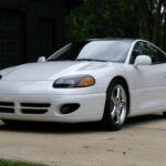 El Dodge Stealth es uno de los coches más interesantes de la lista. Desarrollado como una versión del Mitsubishi 3000GT VR-4 para el mercado estadounidense, el Stealth fue uno de los vehículos más avanzados de la década de 1990, con características como suspensión adaptativa, aerodinámica activa y dirección en las cuatro ruedas. Equipado con un motor V6 DOHC biturbo, el Stealth ofrecía una potencia de hasta 320 caballos de fuerza, lo que lo hacía muy competitivo en su época. Aunque su precio elevado lo convirtió en un coche de nicho, sigue siendo recordado como un verdadero clásico tecnológico de los años 90.