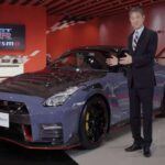 El Nissan GT-R R35 sigue siendo una referencia en el mundo de los coches deportivos, y la edición Special Edition de 2022 refuerza aún más su estatus. Con una producción limitada y una serie de mejoras, esta edición presenta un nuevo logotipo digital, un color exclusivo Stealth Gray, llantas de 20 pulgadas y un capó de fibra de carbono. A pesar de que la potencia del motor sigue siendo de 600 caballos de fuerza, el modelo destaca por su enfoque en la tecnología y la exclusividad. Aunque aún no se conocen todos los detalles de esta edición especial, promete ser un modelo muy buscado por los coleccionistas.