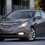El Hyundai Sonata Mk6 (YF) destacó por su diseño atractivo, pero fue criticado por los materiales de su interior y una conducción demasiado rígida. Hyundai, consciente de las críticas, mejoró sustancialmente la siguiente generación, el Sonata Mk7 (LF). La nueva versión del Sonata ofreció un comportamiento mucho más refinado, con una suspensión optimizada para mejorar la calidad de conducción y un chasis que se sentía más seguro en carretera. Además, los materiales del interior mejoraron, proporcionando una sensación de mayor calidad y un diseño más moderno. Gracias a estos cambios, el Sonata pasó a ser una opción mucho más atractiva en el mercado de los sedanes medianos.