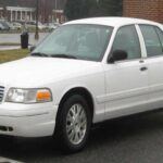 El Ford Crown Victoria se hizo famoso no solo por ser el coche preferido de las fuerzas policiales y los servicios de taxi, sino también por su capacidad para resistir las exigencias del trabajo duro y mantener un rendimiento fiable durante cientos de miles de kilómetros. Su durabilidad se debe en parte a su diseño sencillo y robusto, que requería poco mantenimiento. Este modelo ha sido una leyenda en el ámbito de los vehículos de servicio público, y muchos modelos usados aún siguen en circulación hoy en día.