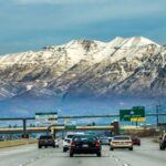 Utah cierra esta lista como uno de los estados más seguros para los conductores, aunque presenta un aumento del 19% en los accidentes fatales en comparación con el año anterior. Lo que destaca de Utah es su bajo índice de muertes por conducción bajo los efectos del alcohol, que representa solo el 51% de los accidentes fatales, lo que lo coloca entre los estados con mejor desempeño en este aspecto. Sin embargo, el exceso de velocidad es el principal problema, siendo responsable de un tercio de los accidentes fatales. A pesar del aumento en las muertes, las carreteras de Utah siguen siendo razonablemente seguras, lo que refleja la eficacia de sus políticas y la cultura responsable de sus conductores.