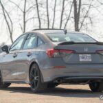 Tasa de depreciación a 5 años: 28,0%
El Honda Civic ha sido durante años uno de los autos compactos más populares del mundo, y su capacidad para mantener un alto valor de reventa es una de sus principales fortalezas. Con una reputación de fiabilidad, eficiencia de combustible y bajos costos de mantenimiento, el Civic es una opción muy atractiva para aquellos que buscan un vehículo práctico y asequible. El modelo Civic abarca desde versiones básicas hasta las deportivas Si y Type R, lo que lo convierte en un automóvil versátil para una amplia variedad de conductores. Aunque el interior puede sentirse algo básico, el Civic sigue siendo una opción sólida para quienes buscan una compra a largo plazo.