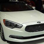 El Kia K900 es una berlina de lujo que, por un precio razonable, ofrece una gran cantidad de características premium, como un interior lujoso y tecnología avanzada. Sin embargo, el modelo se enfrenta a un desafío significativo: el bajo reconocimiento de la marca Kia en el segmento de lujo. Mientras que otras marcas, como Mercedes-Benz o BMW, tienen una larga tradición en este nicho, Kia es relativamente nueva en este terreno. Esto lleva a una depreciación más rápida, ya que los compradores no perciben el mismo nivel de exclusividad que las marcas tradicionales de lujo. A pesar de su calidad y precio competitivo, el K900 pierde valor más rápido que otros autos de lujo debido a la falta de prestigio de la marca.