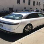Lucid prometió ser el próximo gran nombre en el mundo de los coches eléctricos, ofreciendo lujo, gran autonomía y potencia impresionante. Sin embargo, la realidad está lejos de ser tan brillante. Con precios que rozan lo absurdo y una fiabilidad que aún está por probar, Lucid parece más un proyecto experimental que una marca consolidada en el mercado. Aunque sus vehículos son visualmente impactantes, la marca aún tiene mucho que demostrar antes de que se justifique su elevado precio.