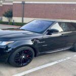El Range Rover es uno de los SUVs más icónicos y admirados por su capacidad todoterreno y su lujo. Sin embargo, a pesar de su reputación como vehículo de lujo, los costos de mantenimiento y propiedad son elevados, lo que afecta gravemente su valor de reventa. Aunque es un modelo legendario, los compradores potenciales se ven disuadidos por las altas reparaciones y el mantenimiento continuo. Como resultado, el Range Rover se encuentra entre los peores en cuanto a la retención de valor en el mercado de SUVs de lujo.