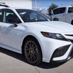 El Toyota Camry ha sido durante mucho tiempo un referente de fiabilidad y practicidad, pero el modelo SE Nightshade lleva las cosas un paso más allá. Con emblemas oscuros, llantas brillantes y un diseño más agresivo, este Camry se ve más audaz y atrevido, como si estuviera listo para la noche. Aunque sigue siendo un coche de la línea convencional, su aspecto más deportivo y moderno hace que parezca un coche de lujo, sin el precio elevado de un modelo premium.