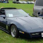 El Chevrolet Corvette C4 es un clásico estadounidense que, con su estilo audaz y su impresionante rendimiento, sigue siendo uno de los favoritos entre los entusiastas de los coches deportivos. Producido entre 1984 y 1996, el Corvette C4 fue una revolución para su época, con características innovadoras como un tablero digital y motores potentes. Su diseño agresivo, combinado con el inconfundible rugido de su motor V8, le da un aire de coche exótico, pero con la ventaja de ser más asequible que otros deportivos de su categoría. Hoy en día, sigue siendo un clásico deseado por los que aprecian el espíritu deportivo y la estética única de los Corvette.