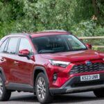 El Toyota RAV4 es otra opción sólida para familias pequeñas, ofreciendo un excelente equilibrio entre espacio, comodidad y rendimiento. Con un interior espacioso, tanto en términos de espacio para las piernas como de capacidad de carga, el RAV4 es ideal para aventuras familiares, ya sea un viaje largo por carretera o un día en la playa. El modelo 2023 ofrece varias versiones, incluidas opciones híbridas que mejoran la eficiencia de combustible. Con una impresionante calificación de seguridad y características como Toyota Safety Sense, que incluye tecnologías avanzadas de asistencia al conductor, el RAV4 es una opción segura y confiable. En general, el Toyota RAV4 es un crossover que ofrece todo lo que una familia pequeña necesita.