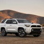 El Toyota 4Runner 2026, conocido por su robustez y capacidades todoterreno, también ofrece una gran capacidad de carga. Con 89,7 pies cúbicos de espacio total de carga y 48,4 pies cúbicos detrás de la segunda fila, este SUV es perfecto para quienes necesitan un vehículo confiable tanto para aventuras al aire libre como para el día a día. Aunque las versiones híbridas o de tres filas pierden algo de espacio, el 4Runner sigue siendo una opción excelente para quienes buscan un vehículo todoterreno con buena capacidad de carga. Su diseño actualizado ofrece más confort y un mejor aprovechamiento del espacio.