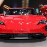 El Porsche Taycan, un sedán eléctrico de lujo, representa la incursión de Porsche en el mundo de los vehículos eléctricos. Aunque ha sido aclamado tanto por críticos como por conductores, los autos eléctricos tienden a perder valor rápidamente debido a la rápida evolución de la tecnología de baterías y los costos de mantenimiento. En particular, las versiones más altas, como la Taycan 4S, sufren una depreciación de aproximadamente el 58% después de cinco años. Aunque el Taycan es un vehículo impresionante, su valor de reventa no es competitivo cuando se compara con otros modelos eléctricos más nuevos.