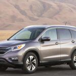 El Honda CR-V de cuarta generación es un vehículo crossover extremadamente popular, no solo por su fiabilidad, sino también por lo fácil que es mantenerlo. Equipado con el motor K24, el mismo que usa el Honda Civic, este motor es bien conocido por su simplicidad y durabilidad. Las reparaciones y mantenimientos son relativamente sencillos, y la ubicación del tapón de drenaje del aceite es fácilmente accesible. Al ser un modelo muy común, también existe una gran disponibilidad de repuestos, tanto OEM como de marca independiente. El CR-V es especialmente adecuado para los mecánicos novatos, ya que su diseño sencillo y su bajo costo de mantenimiento lo convierten en un vehículo ideal para aprender.
