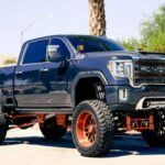 GMC es reconocida por producir vehículos extremadamente duraderos, especialmente en su gama de camionetas y SUVs. Modelos como el GMC Sierra han demostrado ser capaces de superar las 250.000 millas sin perder su capacidad de rendimiento. El éxito de GMC se debe a su enfoque en la ingeniería avanzada y en la construcción de vehículos robustos, diseñados para resistir condiciones extremas. Además, la marca ha introducido tecnologías avanzadas de seguridad y conectividad, lo que hace que sus vehículos sean aún más atractivos para quienes buscan un vehículo duradero, seguro y con alto valor de reventa.