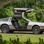 El DeLorean DMC-12 es probablemente uno de los coches más conocidos gracias a su aparición en la famosa trilogía Regreso al Futuro. En su lanzamiento, fue criticado por su alto precio, rendimiento mediocre y calidad de construcción deficiente. Sin embargo, su diseño futurista, junto con las puertas tipo ala de gaviota y su inconfundible carrocería de acero inoxidable, lo convirtieron en un símbolo de los años 80. Hoy en día, el DMC-12 es una pieza de culto, deseada por los fanáticos de la película y por los coleccionistas de autos raros. La controversia en torno a sus fallos de producción ha sido reemplazada por la fascinación por su singularidad.