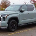 La Toyota Tundra combina un diseño moderno y un interior atractivo, pero en el día a día muestra debilidades. Algunos propietarios señalan fallos electrónicos en cámaras e infotainment que afectan a tareas simples como estacionar. A esto se suma un consumo elevado y una suspensión firme en pavimento irregular, lo que reduce la comodidad en trayectos urbanos.