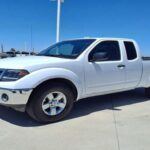 A pesar de ser un camión confiable durante muchos años, el Nissan Frontier se quedó atrás al no evolucionar adecuadamente para mantenerse competitivo en el mercado de las camionetas. A lo largo de los años, el Frontier se convirtió casi en un fósil de los camiones compactos, ofreciendo un diseño y características desfasadas en comparación con sus competidores más modernos. Los propietarios a menudo se quejaron de que estaban pagando por una camioneta de ayer a precios de hoy. La falta de innovación y de mejoras significativas en el diseño y tecnología lo convirtieron en una compra cada vez más difícil de justificar.