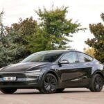 El Tesla Model Y, hermano mayor del Model 3, ofrece una experiencia similar en términos de mantenimiento. Gracias a la experiencia de Tesla y la mejora continua mediante actualizaciones de software, el Model Y requiere un mantenimiento mínimo. El sistema de transmisión más sencillo en comparación con los SUV de gasolina implica menos partes móviles y menos componentes que necesiten atención regular. Además, la red de Superchargers de Tesla ayuda a reducir la ansiedad por la autonomía, lo que indirectamente reduce el estrés en la batería al evitar la necesidad de buscar estaciones de carga con frecuencia. Esto se traduce en una menor exigencia para el vehículo y una vida útil más larga.