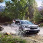 El Honda Ridgeline a menudo es una opción olvidada, pero para quienes lo prueban, es difícil no enamorarse de su comodidad y diseño práctico. Sin embargo, su menor capacidad de remolque y su estilo más similar a un SUV que a una camioneta de trabajo le restan puntos frente a rivales más capaces. Aunque tiene características innovadoras como el portón trasero con bisagra lateral, su diseño unibody limita sus capacidades en terrenos difíciles y para trabajos pesados.
