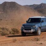 El Land Rover Defender ha mantenido la reputación de su antecesor como un vehículo capaz de enfrentarse a cualquier terreno. Con una impresionante altura de 11.5 pulgadas y una capacidad de vadeo de casi 3 pies, este modelo está diseñado para atravesar inundaciones y carreteras bloqueadas por nieve sin ningún problema. El sistema Terrain Response 2 ajusta automáticamente la configuración del vehículo según las condiciones del terreno, y la suspensión neumática permite ajustar la altura del vehículo al instante. El Defender sigue siendo uno de los vehículos más capaces para enfrentar cualquier clima y terreno.