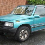 Bajo la marca experimental Geo de GM, el Tracker fue un modelo compacto y asequible que presagiaba el futuro de los SUV pequeños. Su diseño ligero y las opciones de tracción total lo hacían perfecto para quienes querían un vehículo capaz de manejar terrenos difíciles sin la pesada estructura de los grandes SUV. Aunque no tuvo el respaldo publicitario que otros modelos más conocidos, su éxito entre los conductores que buscaban algo pequeño y práctico para el campo y la ciudad fue rotundo. Contribuyó al auge de los SUV compactos con sus opciones de tracción total asequibles.