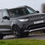 El Land Rover Discovery 2025 se destaca por su capacidad para combinar confort con un rendimiento sobresaliente fuera de la carretera. Con un motor diésel D300 y la opción de un Advanced Off-Road Capability Pack, el Discovery puede manejar terrenos complicados con facilidad. Además, su transmisión automática de ocho marchas asegura un manejo preciso, mientras que su capacidad de remolque de hasta 3500 kg lo convierte en un modelo ideal para aventuras de larga duración y cargas pesadas. Este 4x4 ofrece una mezcla perfecta entre robustez y versatilidad, ideal para quienes necesitan un vehículo que se adapte a cualquier tipo de terreno.