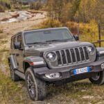 El Jeep Wrangler es uno de los íconos americanos del off-road, pero a pesar de su fama, no es el mejor en cuanto a rendimiento en terrenos extremadamente difíciles. Aunque es sin duda uno de los mejores para quien busca aventura, su manejo en caminos rocosos y su durabilidad general no están al nivel de otros modelos más específicos, lo que lo hace menos eficiente en comparativa con opciones más enfocadas en el off-road.