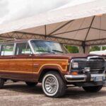 El Jeep Wagoneer, lanzado en 1963, fue uno de los primeros vehículos en combinar las capacidades de un 4x4 con el confort de un SUV de lujo. Equipado con transmisión automática, dirección asistida, y un potente motor, el Wagoneer marcó el inicio de la era de los SUVs de lujo, y muchos de los elementos que ahora damos por sentados en los modelos modernos, como el confort interior y la tecnología avanzada, se originaron con este vehículo.