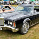 A pesar de los motores de alto rendimiento de los años 60 y 70, el Ford 460 Lima V8 se convirtió en uno de los motores más duraderos de la marca. Usado en coches, camiones y vehículos comerciales durante tres décadas, el 460 Lima se ganó la reputación de ser un motor resistente y fiable. Aunque no estaba diseñado para la velocidad como otros modelos, su longevidad y capacidad de trabajo pesado lo convirtieron en un favorito entre los conductores que necesitaban potencia confiable durante años.