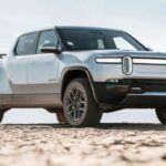 La Rivian R1T sorprendió al mercado como una camioneta totalmente eléctrica con un rendimiento impresionante y un diseño robusto, pero no todo es perfecto. Con una puntuación de fiabilidad de solo 22 sobre 100, la R1T enfrenta problemas en su sistema de propulsión, crucial para el rendimiento de cualquier vehículo eléctrico. Estos problemas pueden afectar tanto la funcionalidad como el rendimiento general del vehículo, lo que podría generar decepciones significativas para los compradores de 2025, especialmente dado su precio elevado.