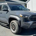 La Toyota Tacoma ha sido una camioneta ejemplar en términos de fiabilidad durante las últimas dos décadas. Sin embargo, el rediseño de la 2024 ha traído consigo algunos problemas inesperados, como dificultades de fiabilidad general. Aunque Toyota suele solucionar estos problemas con el tiempo, el nuevo modelo presenta fallos que no son comunes en la marca. Si estás buscando una Tacoma confiable, tal vez deberías considerar una versión 2023 o más antigua para evitar sorpresas.
