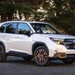 En el primer puesto, encontramos al Subaru Forester. Su diseño renovado ha generado opiniones divididas, pero la nueva versión híbrida es la que realmente destaca. Con mejor economía de combustible y una conducción más silenciosa y ágil, el Forester es una excelente opción para aquellos que buscan un SUV con un gran equilibrio entre fiabilidad, tecnología y prestaciones. Además, su precio es razonable en comparación con otros híbridos de la gama.