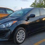 Aunque el Hyundai Elantra 2017 es alabado por su buena eficiencia de combustible, muchos propietarios han reportado fallos en el motor, como golpeteo y dificultad para arrancar a baja velocidad. Además, algunos conductores se han quejado de que la dirección se siente vaga o desajustada, lo que compromete la seguridad y la experiencia de conducción. Estos problemas han llevado a que este modelo figure con frecuencia en las listas de vehículos defectuosos bajo la Ley del Limón.