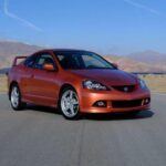 El Acura RSX Tipo-S es un auto que combina rendimiento y fiabilidad. Con su motor K20 y su transmisión manual de 6 velocidades, ofrece una experiencia de conducción precisa y divertida. Es perfecto para aquellos que buscan un coche de bajo mantenimiento pero con características deportivas, ideal para el tuning y la personalización. Aunque muchos lo asocian con el Integra, el RSX ha ganado su lugar como un coche fiable para el largo plazo gracias a la calidad de construcción de Honda.
Qué tener en cuenta: Desgaste en el sincronizador de segunda marcha y problemas de consumo de aceite.