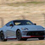 El Nissan Z se ha ganado su lugar como uno de los coches deportivos más asequibles en cuanto a mantenimiento, con un coste de $6,866 a lo largo de 10 años. Con su motor V6 biturbo y tracción trasera, el Z es un deportivo puro con pocas complicaciones mecánicas. La simplicidad de su diseño y la utilización de piezas compartidas con otros modelos de Nissan, como el Infiniti G37, permite mantener bajos los costes de mantenimiento, mientras que su fiabilidad supera a muchos de sus rivales, incluidos modelos más caros como el BMW Z4 y el Toyota GR Supra.