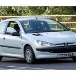 El Peugeot 206, lanzado en 1998, se convirtió en uno de los modelos más vendidos de Europa, destacando por su diseño elegante y su tamaño compacto. Con más de 8.3 millones de unidades vendidas, el Peugeot 206 se consolidó como uno de los coches más exitosos de su época. Su manejo ágil y sus dimensiones reducidas lo hicieron ideal para las ciudades europeas, y su versatilidad en distintas carrocerías (hatchback, coupé y descapotable) lo convirtió en un favorito de diversas generaciones. El Peugeot 206 dejó un legado duradero que sigue siendo visible en sus sucesores, como el Peugeot 207 y 208.