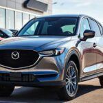 El Mazda CX-5 es el SUV perfecto para aquellos que no necesariamente se sienten atraídos por los SUV tradicionales. Con un conducción ágil como la de un coche compacto, el CX-5 destaca por su acabado interior de alta calidad y su manejo preciso. Este SUV ha experimentado una reducción constante de precios en 2025, convirtiéndose en una de las mejores opciones del mercado si buscas un SUV que no se sienta como uno. Si buscas valor por tu dinero, el CX-5 ahora es una opción increíblemente atractiva.