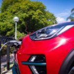 Polonia ha experimentado un impresionante aumento del 1,058% en el número de vehículos eléctricos desde 2020, aunque su participación sigue siendo relativamente baja en comparación con la media mundial, con solo un 1.1% de los coches en circulación siendo eléctricos. El país aún enfrenta desafíos significativos en la infraestructura de carga, con menos del 80% de la red de autopistas cubiertas por estaciones de carga, por debajo del promedio europeo del 90%. A pesar de esto, la directiva de la UE para eliminar los coches de combustión para 2035 está impulsando el desarrollo de la infraestructura de carga y la adopción de EVs en Polonia.
