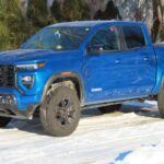 La GMC Canyon destaca por sus motores de alto rendimiento, como su motor V6 de 3.6L, que proporciona un rendimiento excepcional tanto en potencia como en eficiencia. Con su diseño refinado y características avanzadas, como el paquete AT4 para off-road, que incluye suspensión off-road, placas de protección y neumáticos todoterreno, la Canyon es una opción ideal para los conductores que necesitan una camioneta resistente en condiciones desafiantes. Además, su interior cómodo y sofisticado, con opciones de asientos de cuero y un sistema de audio premium Bose, hace que los viajes largos sean placenteros sin comprometer la capacidad de carga y rendimiento.