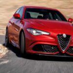 El Alfa Romeo Giulia Quadrifoglio 2023 destaca por su estilo agresivo y su rendimiento sorprendente. Con un motor biturbo de 500 caballos de fuerza, alcanza una velocidad máxima de 191 mph, y es considerado uno de los sedanes más rápidos del mercado. Componentes ligeros y una excelente relación potencia-peso le otorgan una agilidad que no se espera en un sedán. Además, su diseño exterior agresivo y su interior de lujo con asientos tipo butaca Recaro hacen de este modelo una opción emocionante para los amantes de los deportivos.