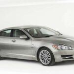 El Jaguar XF, aunque atractivo por su diseño y características de lujo, no es ajeno a una depreciación alarmante. En el transcurso de cinco años, los propietarios pueden perder hasta el 60% de su valor original, lo que equivale a una pérdida de más de $30,000 en el modelo base. A pesar de ser una opción atractiva por su precio inicial relativamente bajo, la rápida depreciación del XF hace que no sea la mejor inversión si estás buscando un coche que conserve su valor.
